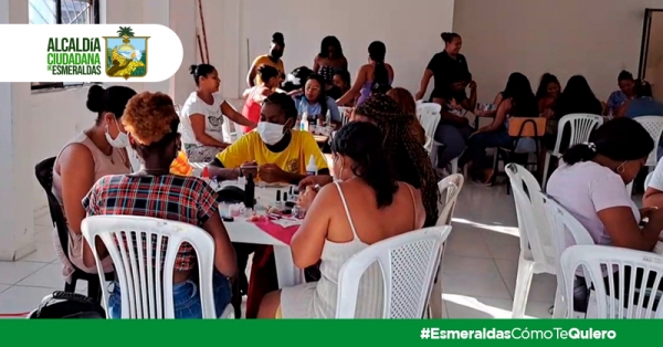 50 mujeres esmeralde&ntilde;as fueron capacitadas en u&ntilde;as acr&iacute;licas por la Casa de la Juventud