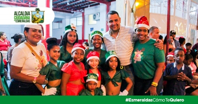 El Alcalde Vicko Villacis Tenorio se sum&oacute; al esp&iacute;ritu navide&ntilde;o al participar en el encendido del &aacute;rbol de Navidad del Cuerpo de Bomberos de la Ciudad