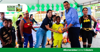El Voluntariado Esmeraldas C&oacute;mo Te Quiero, cumpli&oacute; con la entrega de balones a 10 escuelas de f&uacute;tbol formativo de la ciudad